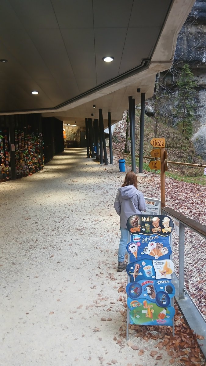 Photo prise devant l'entrée des grottes de Vallorbe
